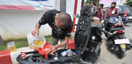 Pengisian BBM menggunakan gelas ukur