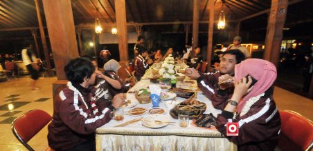 Makan Malam Hotplate sate kelinci sebelum beristirahat.
