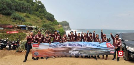 Smart Riders foto bersama dengan back ground Pantai Banyu Tibo, Pacitan