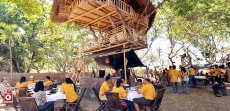 Bersantai di Pirates Bay, Nusa Dua sembari menunggu pengumuman pemenang
