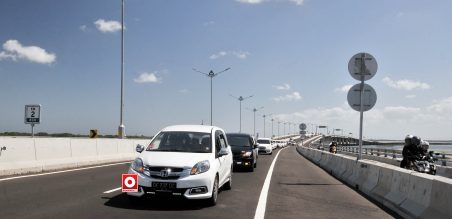 Peserta melewati jalan tol