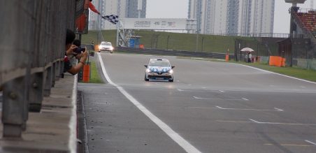 Senna menembus garis finish terdepan 