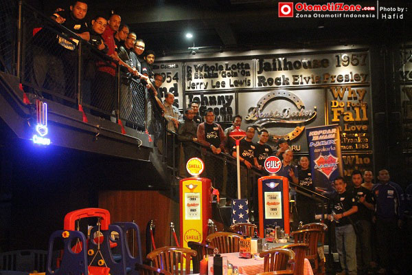 Pembagian kartu anggota resmi Surakarta Nmax Club di lanjut foto bareng.