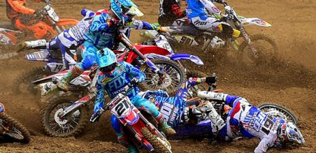 Romain Febvre terjatuh saat memasuki tikungan pertama