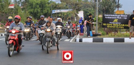 Club APC melangsungkan kegiatan pembagian taj’jil gratis ke masyarakat Ambarawa