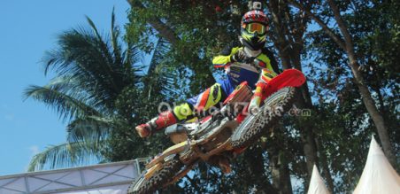 Aksi lompatan indah di Motocross Ciamis
