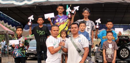 Edi Buser & Sumber Agung Rizki (Depan) bersama para juara di Matic 155cc Body STD Open