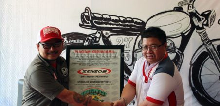 Penandatangan Kerjasama Lulut Wahyudi Direktor Kustomfest (Kiri) dan AriJanto Notoraharjo GM and sales retail PT Gajah Tunggal (kanan)