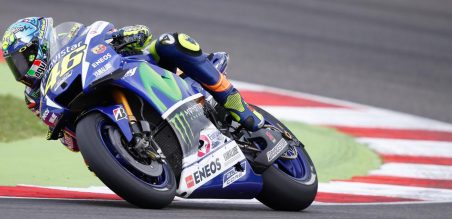 Valentino Rossi memacu M1nya setelah memutuskan masuk pit  saat balap menyisakan 7 lap