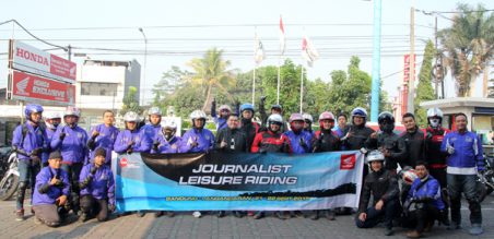 Foto bersama 20 Jurnalis dan Manajemen PT DAM sebelum keberangkatan menuju Pangandaran