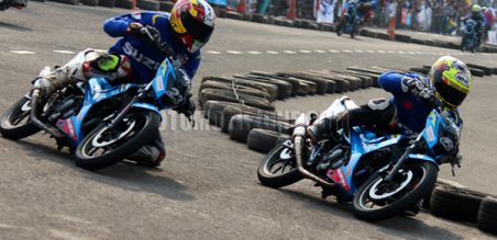 Pembalap di kelas Satria Cup saat memasuki tikungan pertama