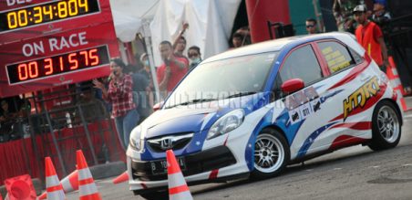 Mario Claudio saat melewati kun di race pertama, sore hari