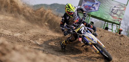 Aksi Lewis Stewart saat melibas berm