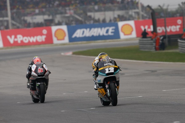 Lap akhir Tom Luthi (12) berhasil di kuntit Johann Zarco(5)