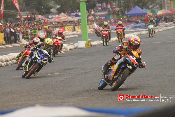 Gas penuh dari U-Turn tikungan terakhir menuju Chicane R1-R2.