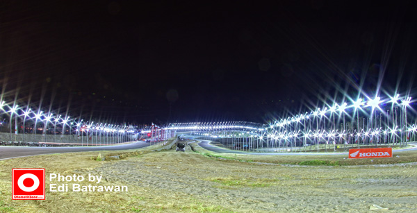 lampu yang begitu terang membuat balap malam terasa siang