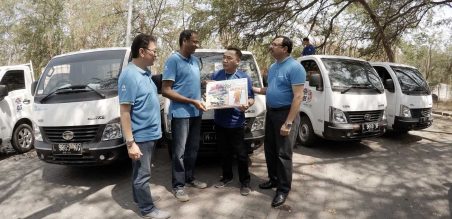 (ki-ka) Agustinus L.Kesuma(Managing Director Hanata Auto, bersama Biswadev Sengupta(Presdir TMDI), dan Mohammed Jameel Ahmed(After Sales Service Advisor TDMI) berbincang dengan pemenang Fun Rally