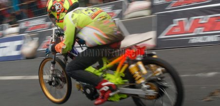 Alvan Cebonk saat beraksi di event bergengsi dragbike AHRS