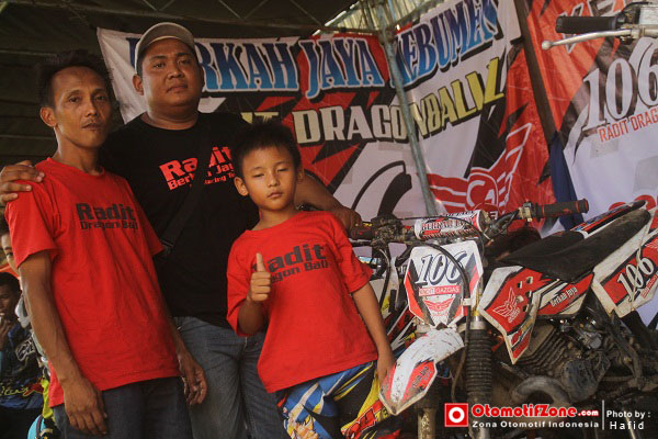 Radit Dragon, dikawal bang Arnol dan Rizal sang bapak.