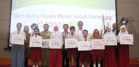 AHM memberikan beasiswa bagi 44 siswa dari sekolah-sekolah yang berada di lingkungan sekitar perusahaan
