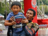 Wahyu Widodo bersama anak laki - lakinya