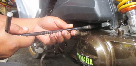 Lepas semua baut cover CVT pakai kunci T-8mm