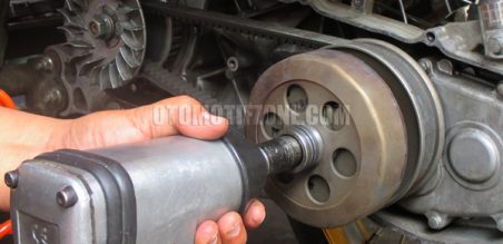 Buka rumah kopling pakai kunci sok  