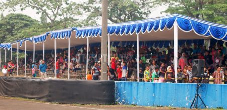 Tribun tambahan buat penonton, dekat dengan garis start dan podium juara 