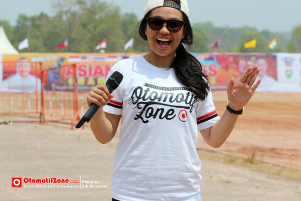 Enjoy Mella saat bertugas