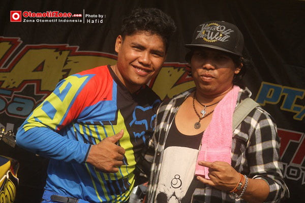 Mario Salontahe dan Bos Odon, pemilik team.