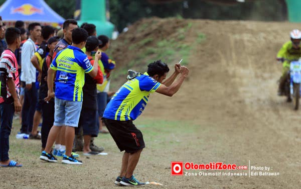 kerja keras crew penyemangat Chimon