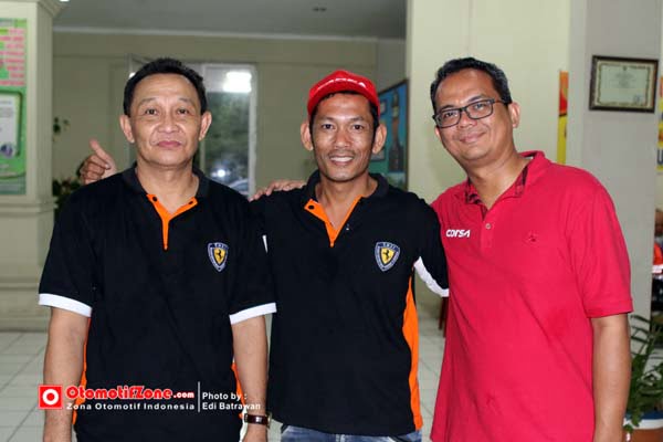 Drs Jaka Chaerul (kiri) Kadishub Kuningan bersama Yayan Olly dan Solomon Manalu (Corsa)