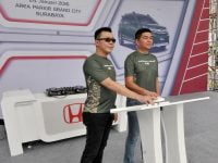 Penekanan tombol tanda Honda BR-V resmi diserahkan kepada 100 pembeli terpilih