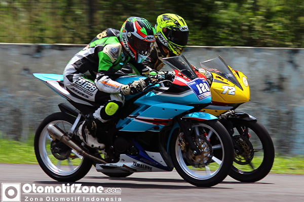 Duel Sengit Antara Fabrianus Balank (128) dan Ivan Atmaja (72) - Yamaha Sunday Race Kelas R15 Pro