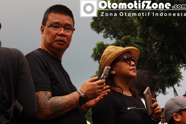 Kedua Orang Tua Akhela Chandra Dewanto menyaksikan penyerahan Thropy Juara