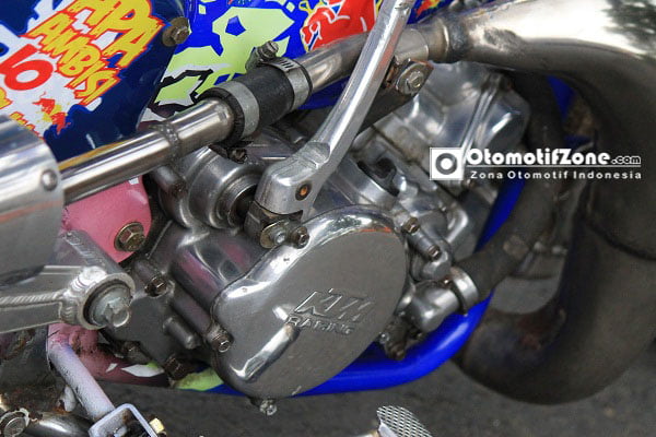 Mesin KTM 85cc dibuat kinclong.