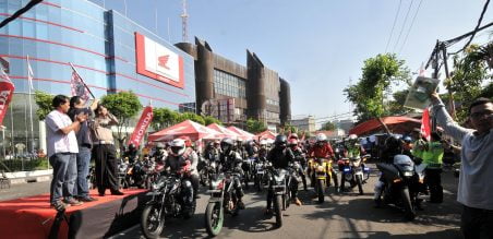 Suwito memberangkatkan rombongan bikers CB150R Streetfire menuju pulau Merah Banyuwangi