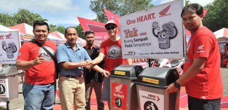 Simbolis penyerahan 40 tempat sampah 