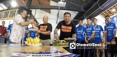 Pemotongan Tumpeng, simbolis dilaunchingnya Yamaha Bahtera Racing team