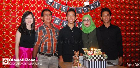 Gerry Salim (tengah) bersama Kakak dan orang tuanya
