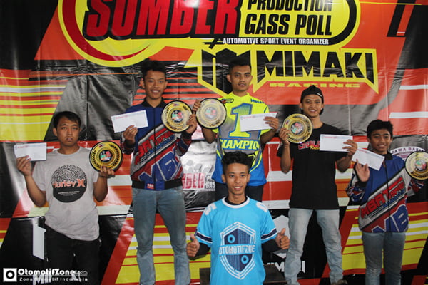 Iwan Kusmawan (tengah) foto bersama para pemenang
