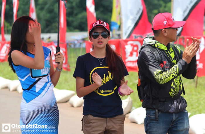 Raya Kity (tengah) dalam opening ceremony Technomart Championship Road Race Seri 2