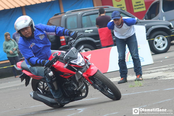Kompetisi safety riding slalom course