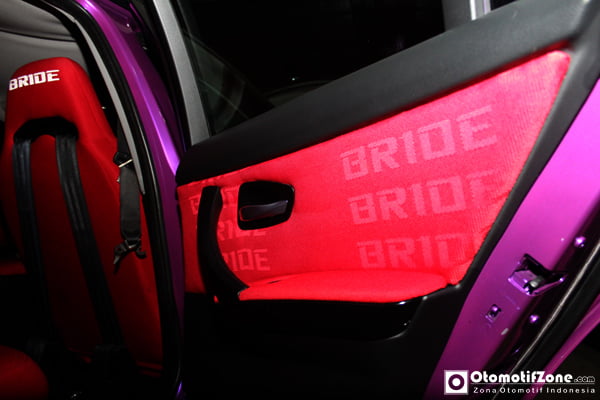 Door trim menggunakan Bride berwarna merah