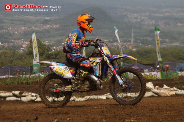 Farudila Adam juga pakai Chonks27 Frame.