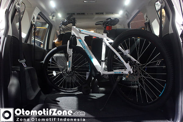 Interior Toyota Sienta Cukup luas serta baris kedua dan ketiga bisa dilipat