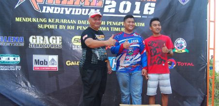 Setiawan Semen Gresik menyerahkan hadiah utama