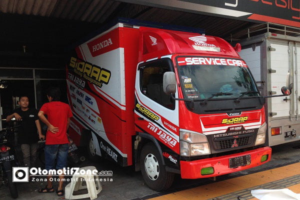 Team-team besar merapat branding truck box.