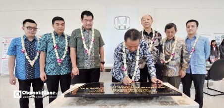 Tomoki Uchida, President Director PT Honda Prospect Motor menandatangani prasasti peresmian Honda Royal Kenjeran