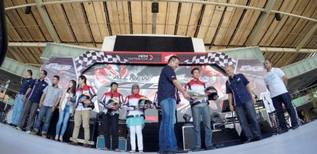 Simbolis penyerahan All New Honda CBR150R kepada pembeli pertama di Surabaya
